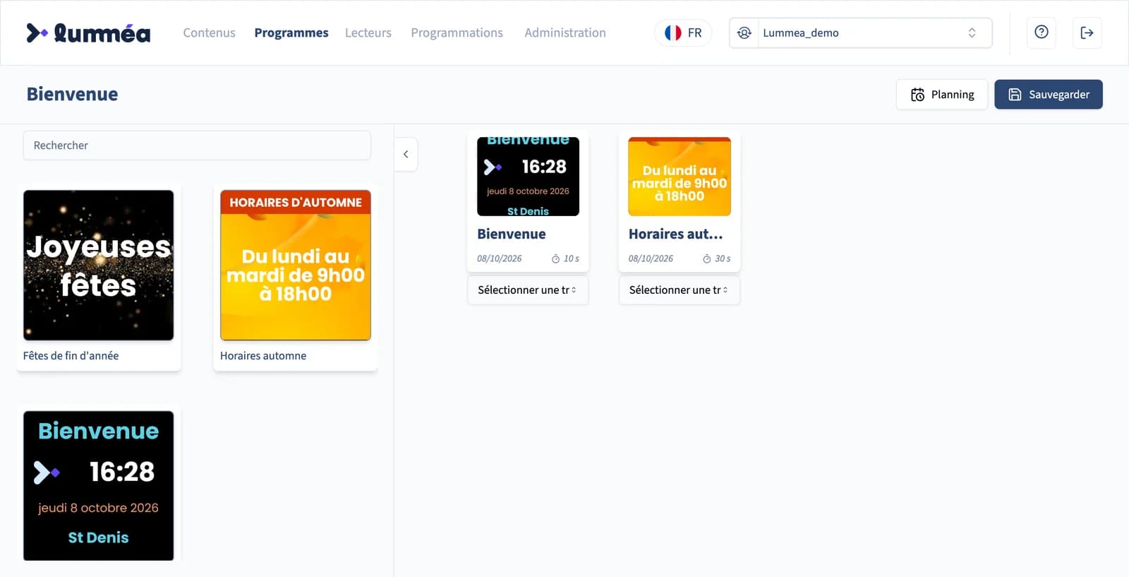 La composition d’un programme : à gauche, la bibliothèque des contenus du compte — « Joyeuses fêtes » sur des paillettes dorées, des horaires d’automne sur fond orange, un accueil avec le logo, l’heure, la date et le saint du jour ; à droite, le programme « Bienvenue », qui enchaîne l’accueil (10 s) puis les horaires (30 s), une transition à choisir sous chaque contenu, et les boutons Planning et Sauvegarder.
