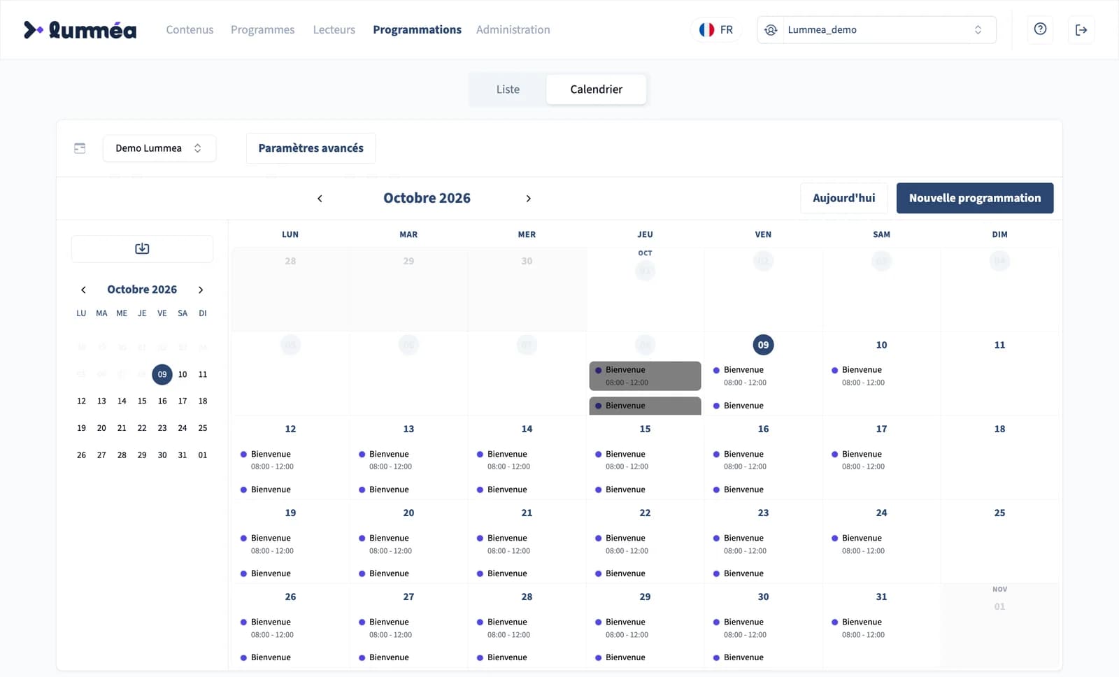 Le calendrier des programmations d’un écran, en octobre 2026 : du lundi au samedi, le programme « Bienvenue » de 8 h à 12 h, suivi d’un second créneau en semaine, et rien le dimanche ; à gauche, un petit calendrier du mois ; en haut, le choix de l’écran, ses paramètres avancés et le bouton Nouvelle programmation.