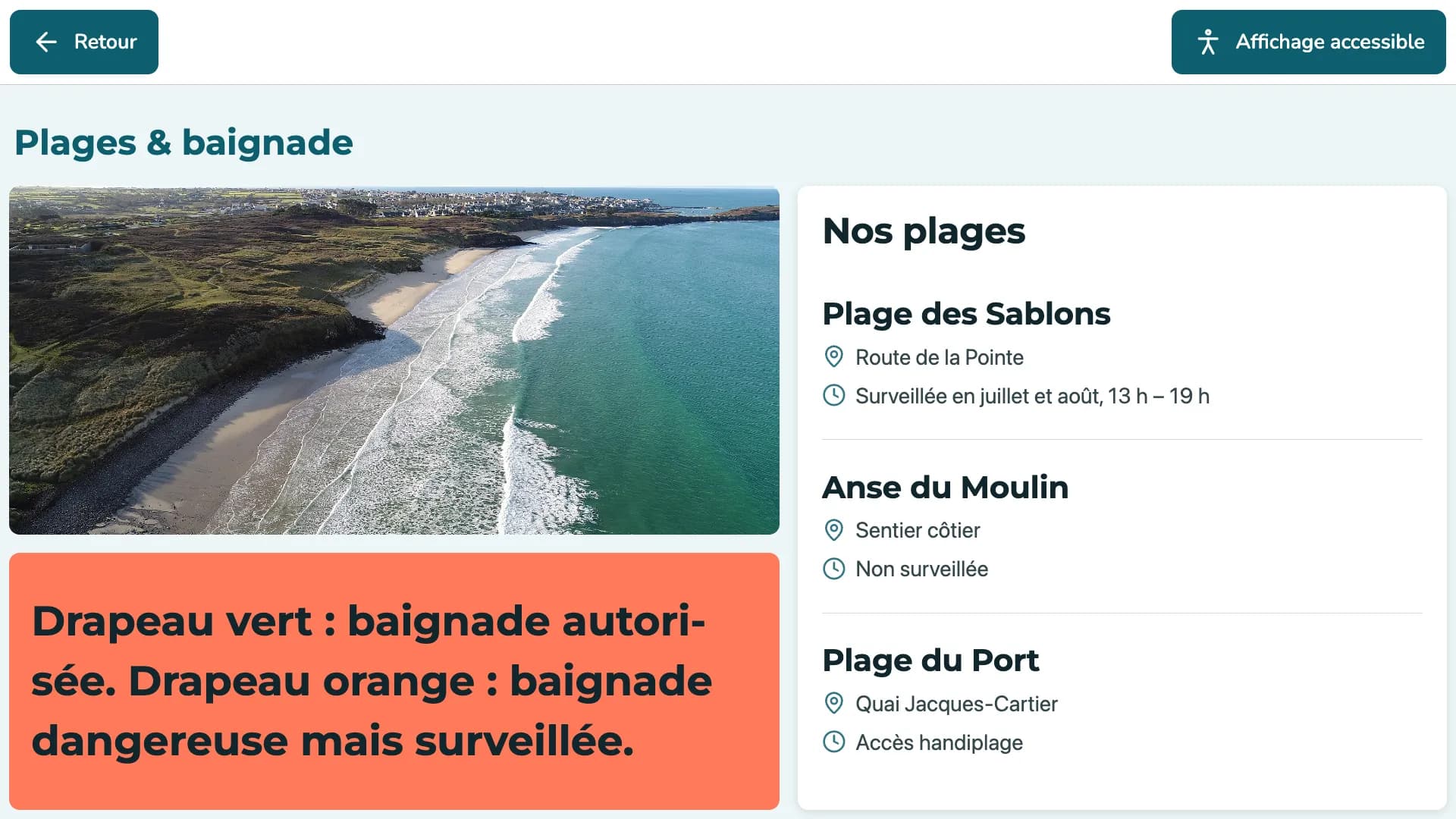 Page Plages & baignade de la borne sur écran horizontal : une vue aérienne de la plage, un encadré sur la signification des drapeaux de baignade, et la liste des plages avec leur accès et leur surveillance.