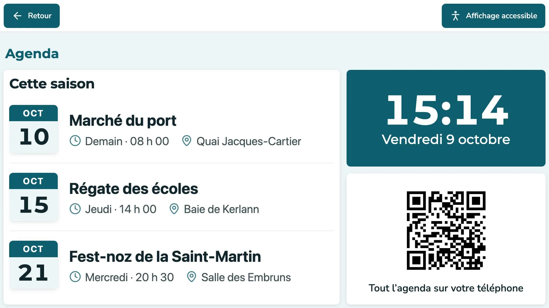 Page Agenda de la borne sur écran horizontal : trois événements de la saison — marché du port, régate des écoles, fest-noz de la Saint-Martin — avec leur date, leur heure et leur lieu ; à droite, l’heure et la date en grand, et un QR code « Tout l’agenda sur votre téléphone ».