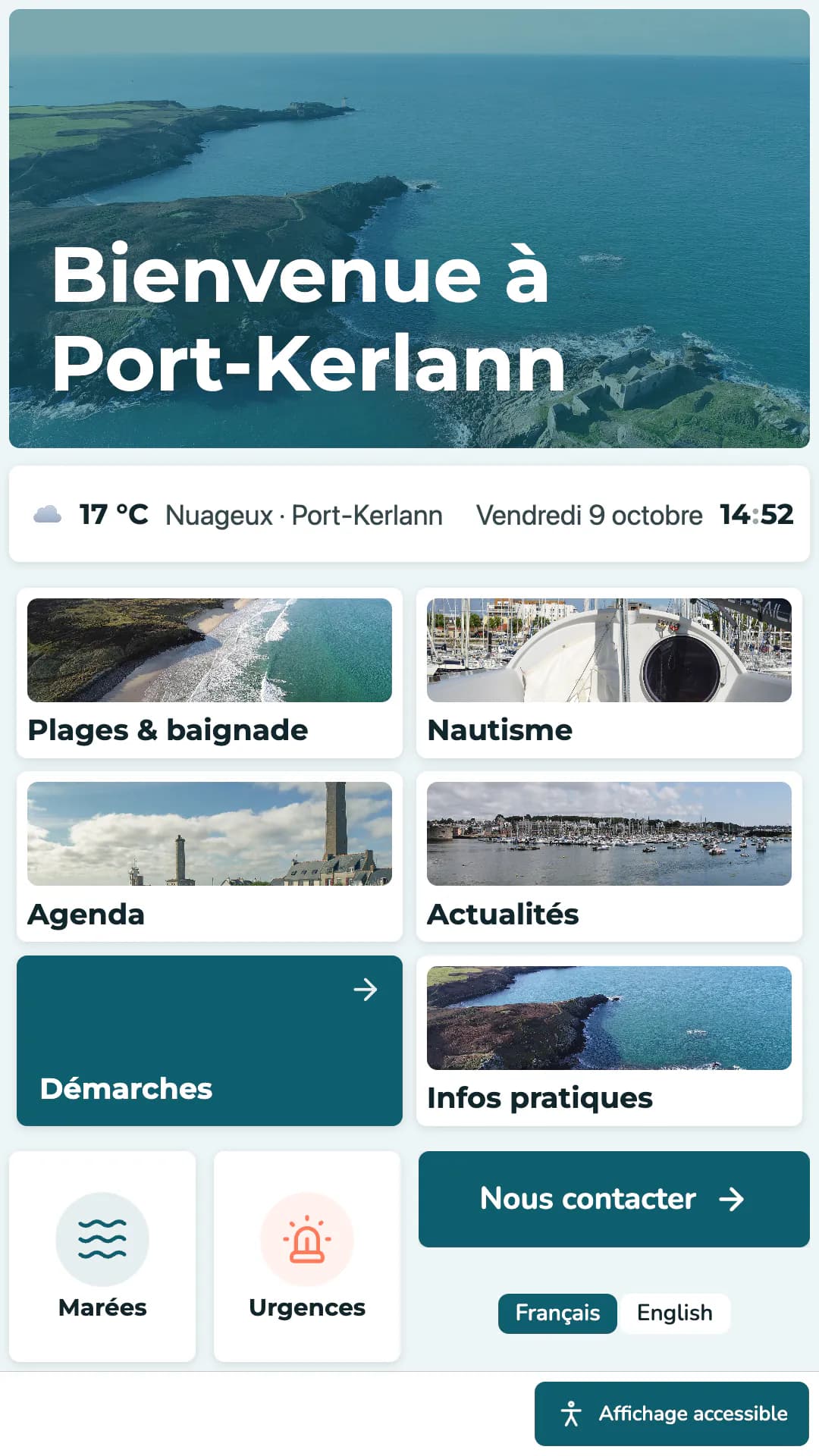 Écran d’accueil d’une borne tactile verticale : photo du littoral sous le titre « Bienvenue à Port-Kerlann », bandeau météo avec la date et l’heure, tuiles Plages & baignade, Nautisme, Agenda, Actualités, Démarches, Infos pratiques, Marées et Urgences, bouton Nous contacter, choix entre français et anglais, et bouton Affichage accessible en bas de l’écran.