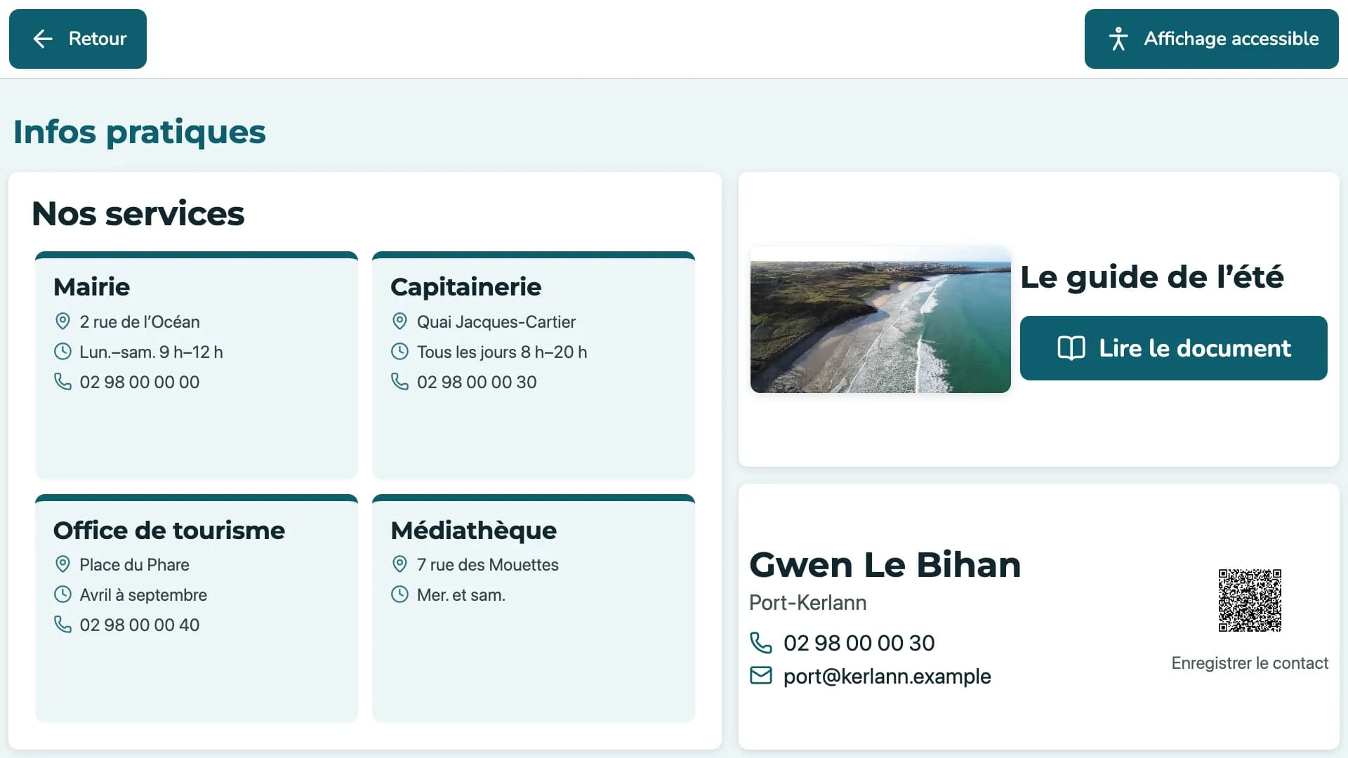 Page Infos pratiques de la borne sur écran horizontal : les services de la commune — mairie, capitainerie, office de tourisme, médiathèque — avec adresse, horaires et téléphone ; à droite, un document « Le guide de l’été » à lire sur la borne et une carte de contact à enregistrer par QR code.